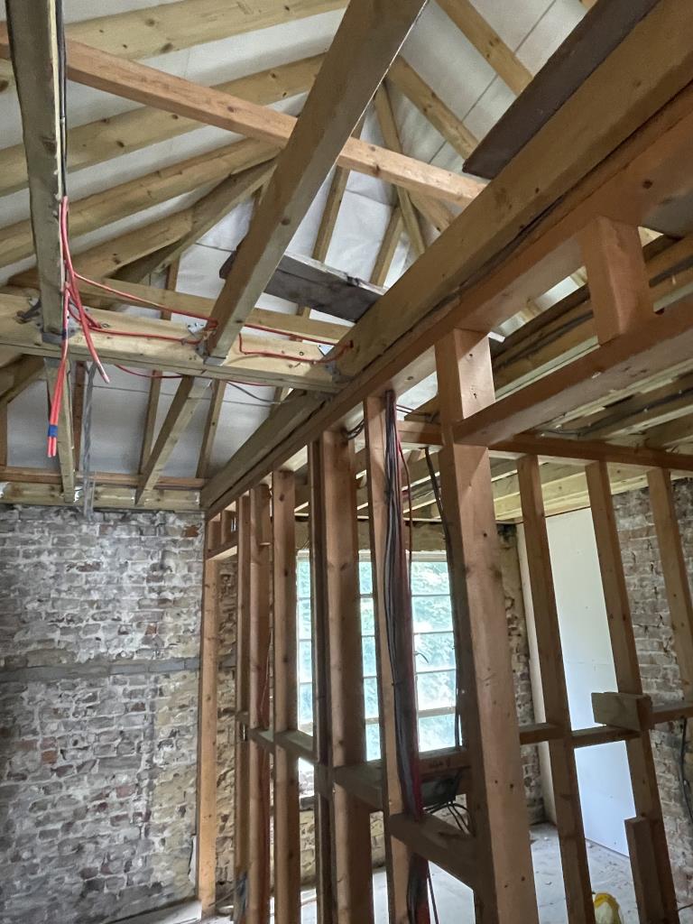 Lot: 55 - LARGE COMMERCIAL AND RESIDENTIAL PROPERTY FOR REFURBISHMENT - Top Floor